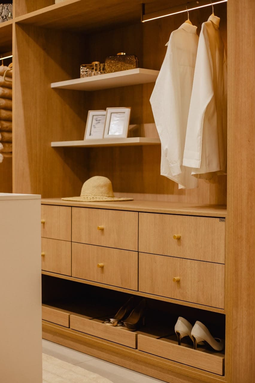 Closet amadeirado com sapateira — Akai Móveis