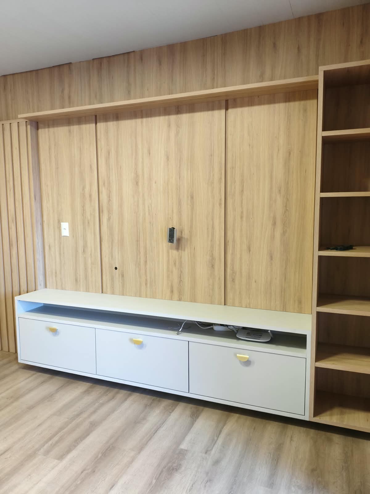 Home com painel amadeirado do piso ao teto — projeto executado pela Akai Móveis em Sapucaia do Sul