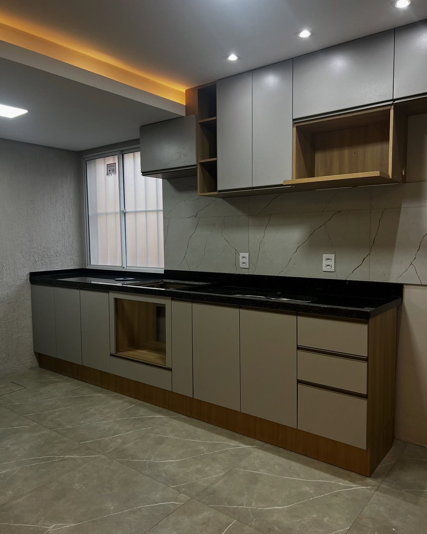 Cozinha modulada linear com bancada de granito — projeto executado pela Akai Móveis
