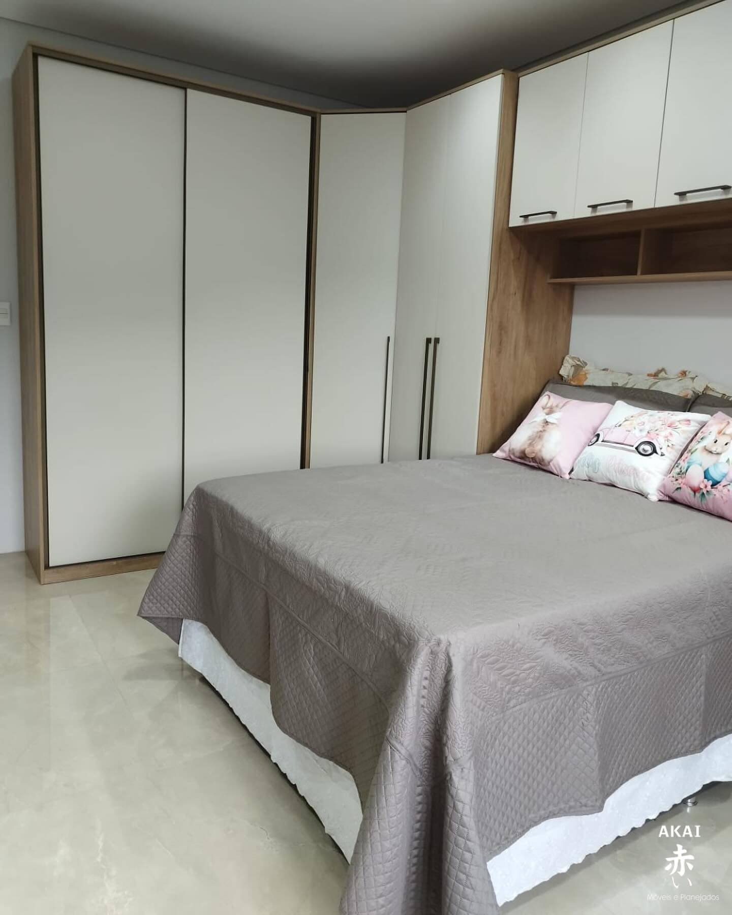 Dormitório modulado de casal com roupeiro de canto — projeto executado pela Akai Móveis
