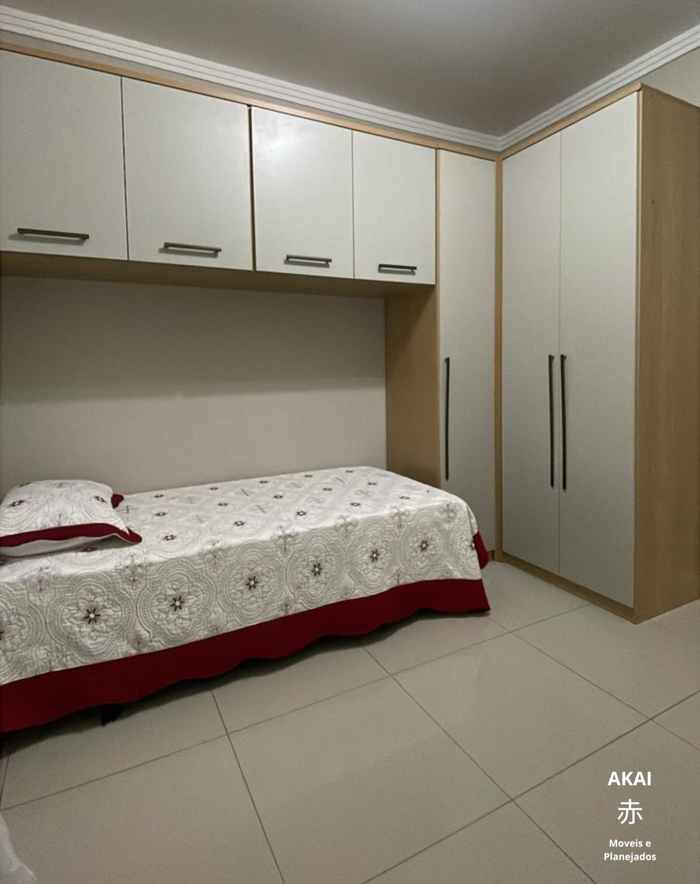 Dormitório modulado de solteiro — projeto executado pela Akai Móveis