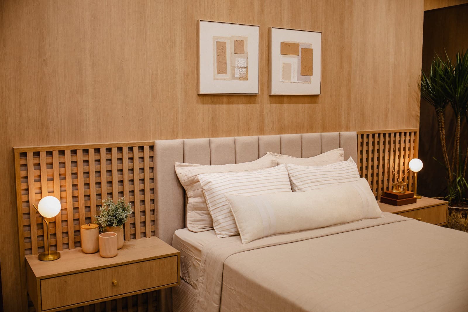 Quarto com cabeceira estofada e painéis ripados — Akai Móveis