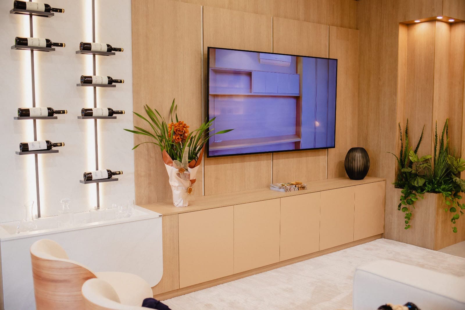 Sala com painel de TV e adega de parede — Akai Móveis
