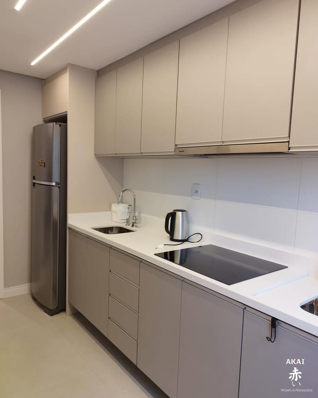 Cozinha em tom off-white com cooktop — projeto executado pela Akai Móveis