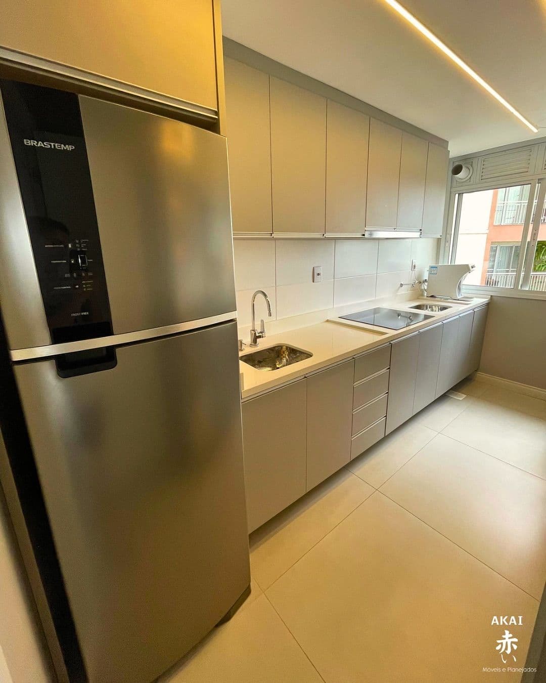 Cozinha corredor em linha única — projeto executado pela Akai Móveis