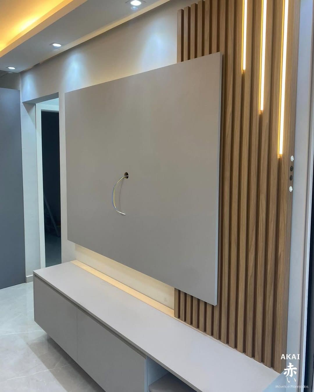 Painel de TV com ripado e LED — projeto executado pela Akai Móveis