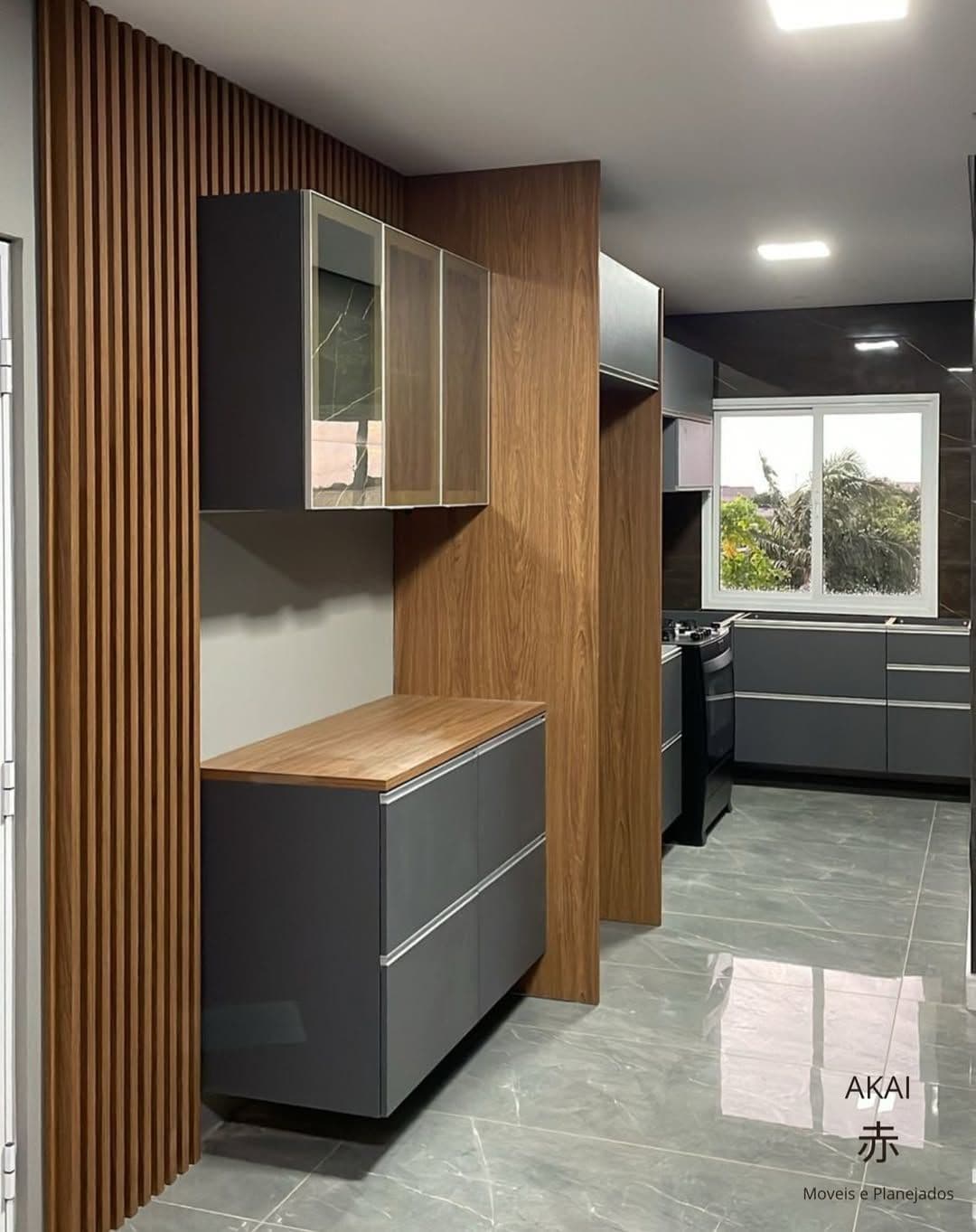 Cozinha cinza com painel ripado — projeto executado pela Akai Móveis