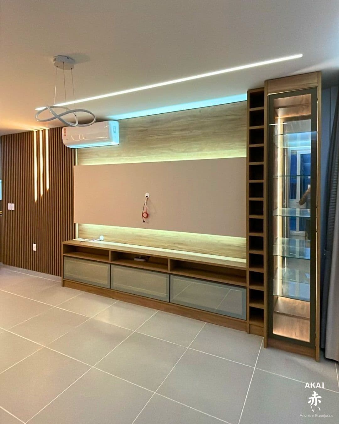 Home com cristaleira iluminada — projeto executado pela Akai Móveis