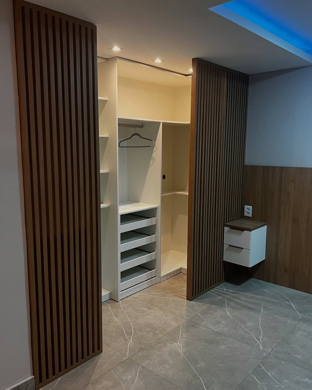 Closet com divisória ripada — projeto executado pela Akai Móveis